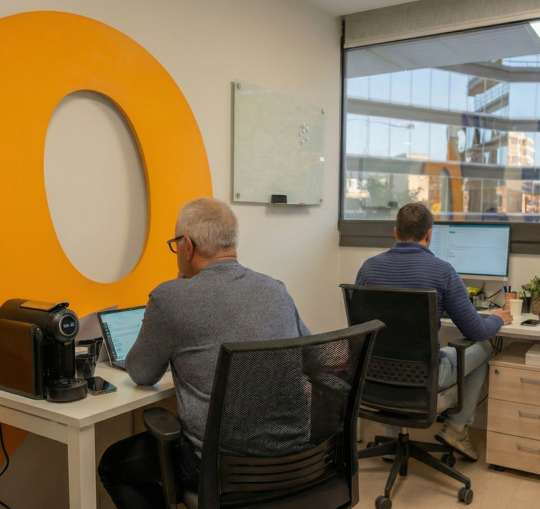Equipo trabajando en una oficina privada de The Led Coworking