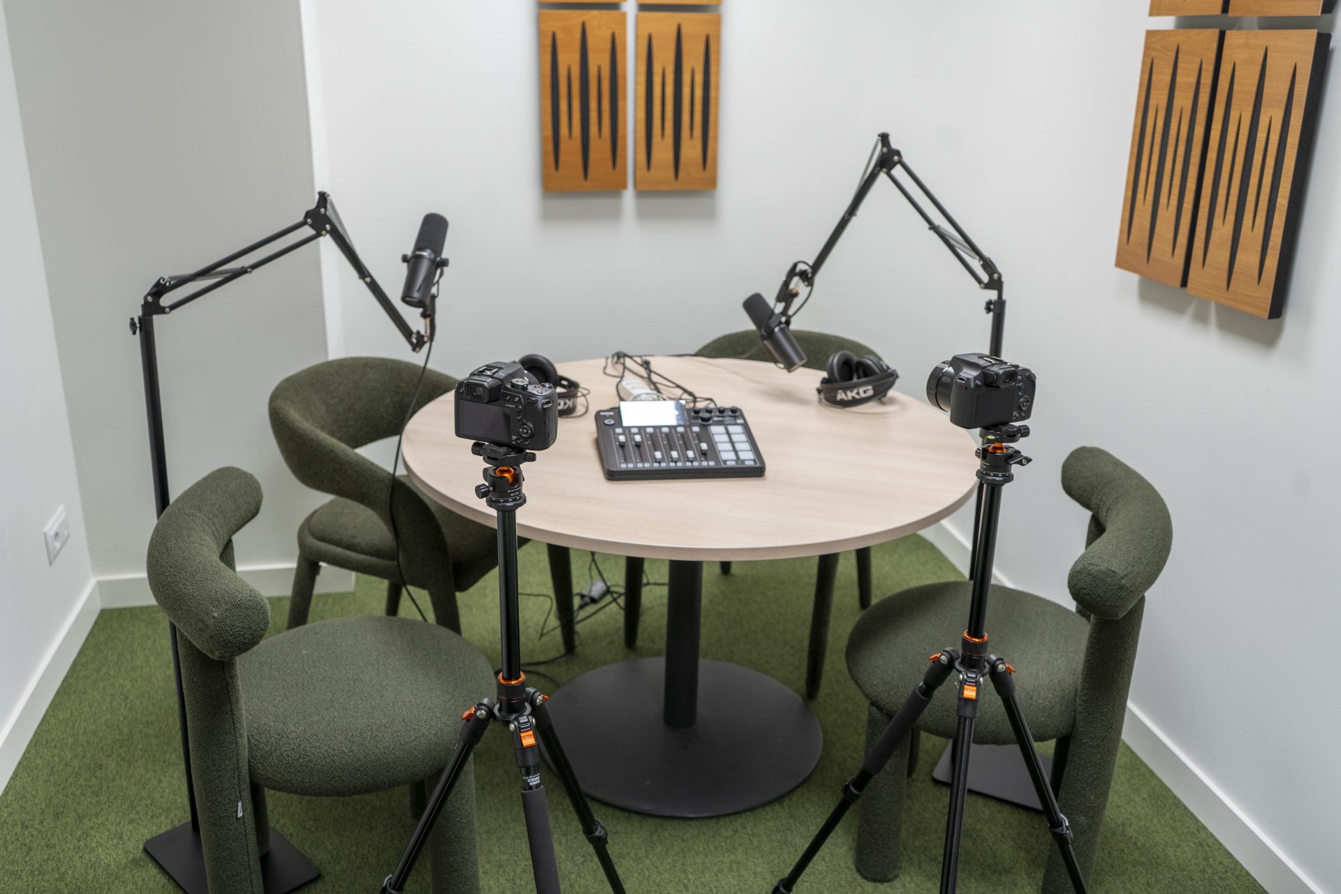 sala de podcast con cámaras