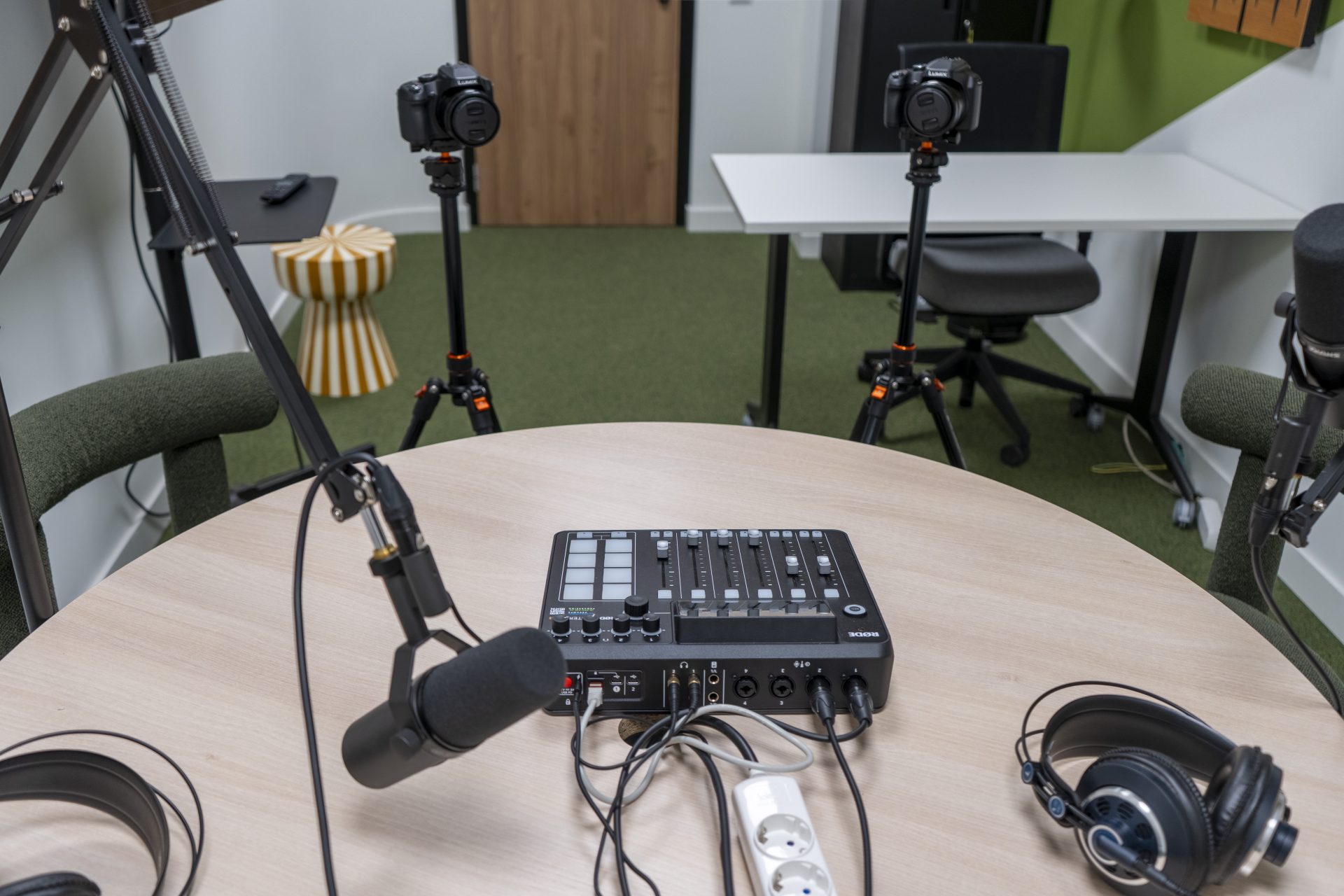 sala de podcast con sistema de audio