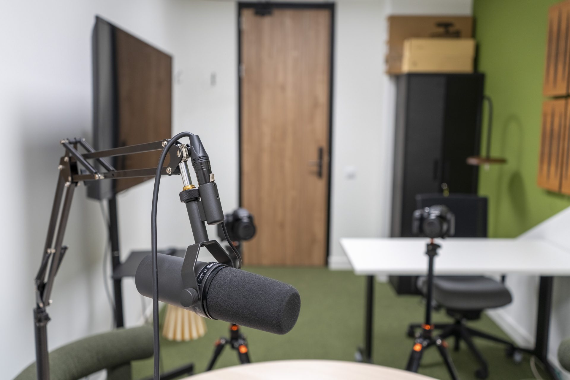 sala de podcast con micrófonos