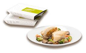 Tupper de Tappers junto a un plato equilibrado con proteina y verdura