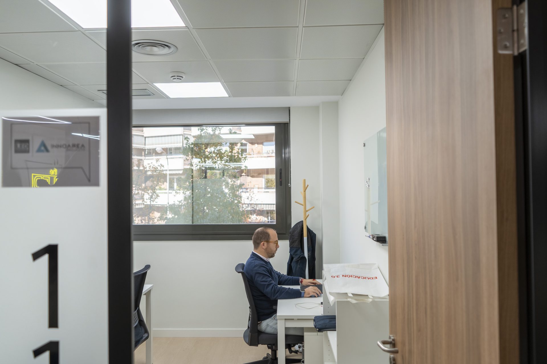 Despacho individual rotulado en The Led Coworking